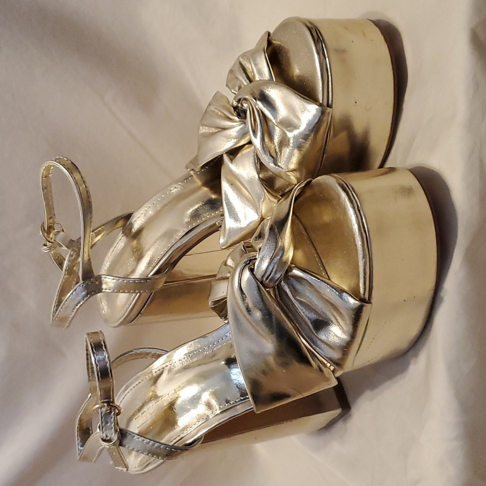 Truffle Collection Metallic Gold Platform Heels SZ 5